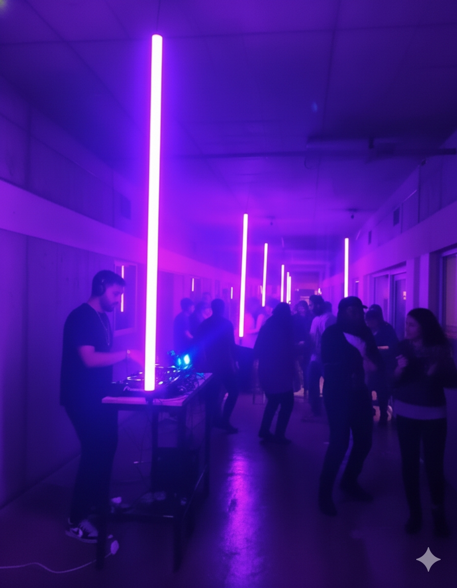 Pasillo con iluminación neón y arte urbano en Edificio Bertha
